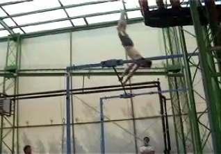 09_giantslidingbar.mov